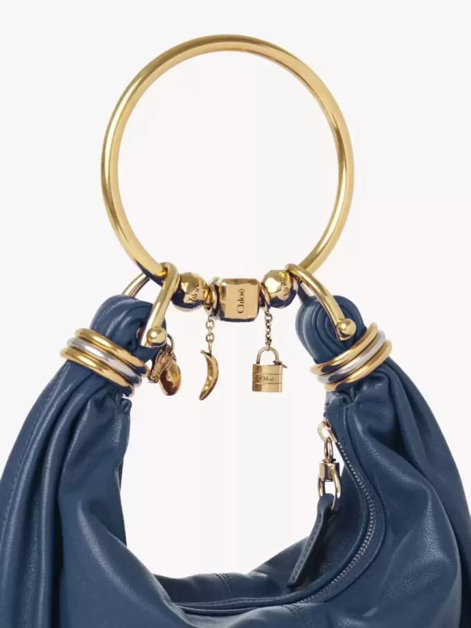 Kleine Hobo-Tasche mit Armband aus genarbtem Leder