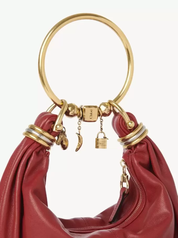 Kleine Hobo-Tasche mit Armband aus genarbtem Leder
