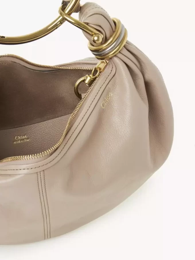 Kleine Hobo-Tasche mit Armband aus genarbtem Leder
