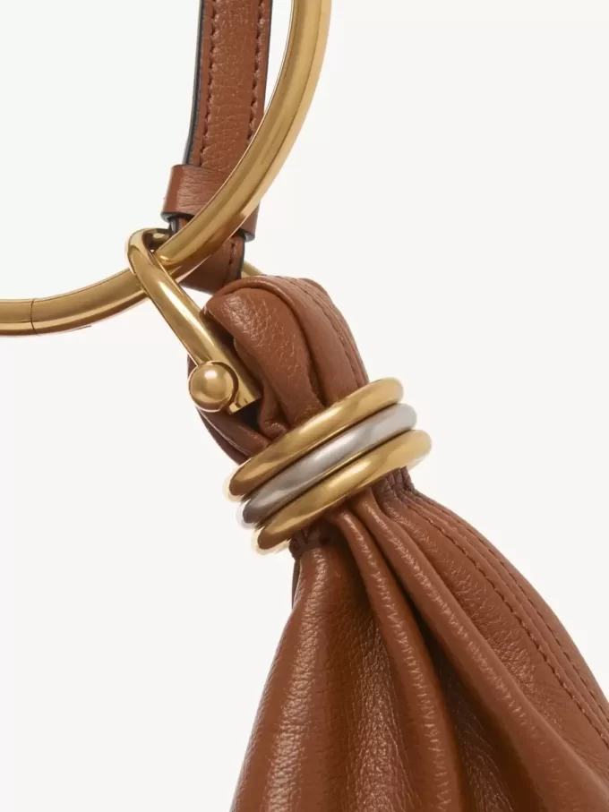 Kleine Hobo-Tasche mit Armband aus genarbtem Leder