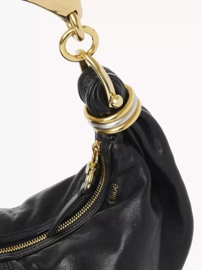 Kleine Hobo-Tasche mit Armband aus genarbtem Leder
