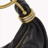Kleine Hobo-Tasche mit Armband aus genarbtem Leder