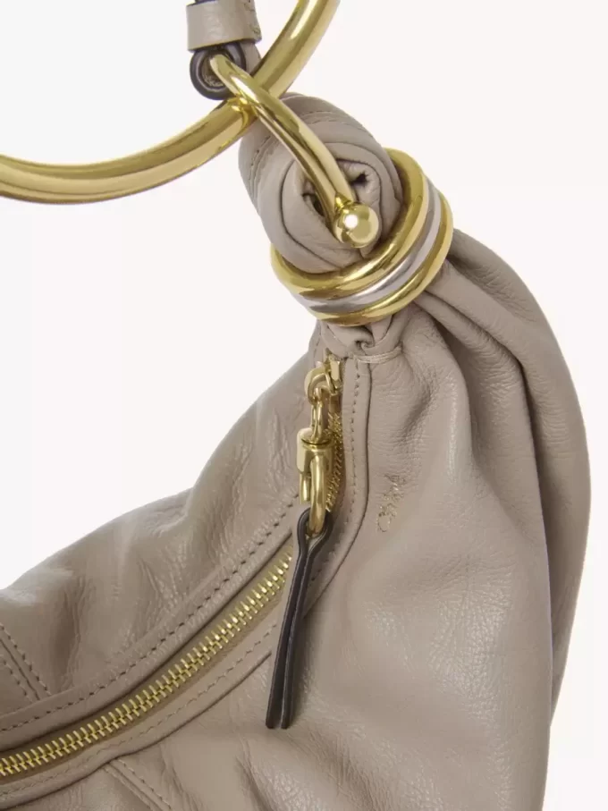 Kleine Hobo-Tasche mit Armband aus genarbtem Leder