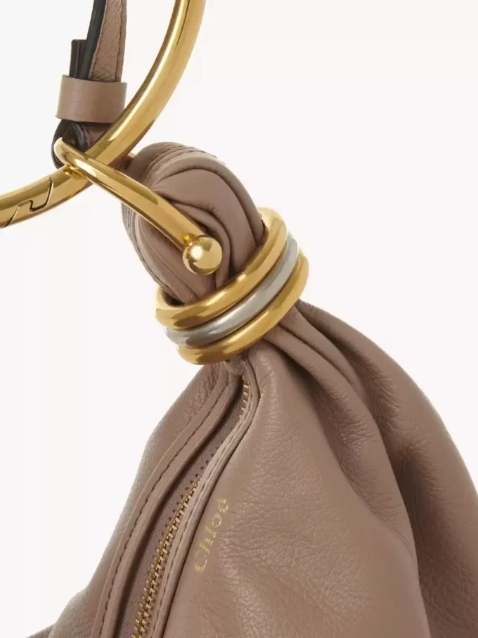 Kleine Hobo-Tasche mit Armband aus genarbtem Leder