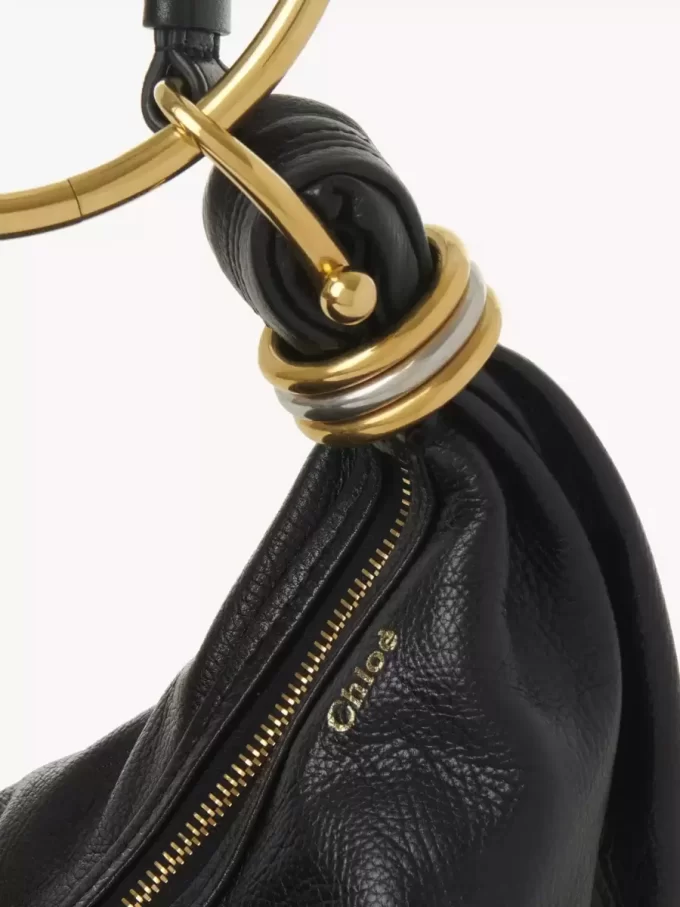 Kleine Hobo-Tasche mit Armband aus genarbtem Leder