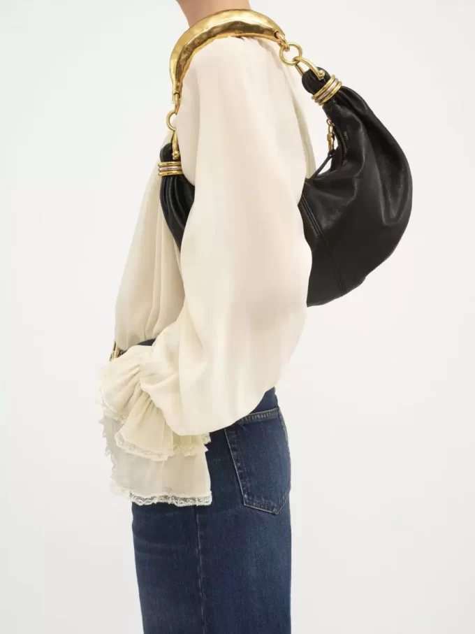 Kleine Hobo-Tasche mit Armband aus genarbtem Leder