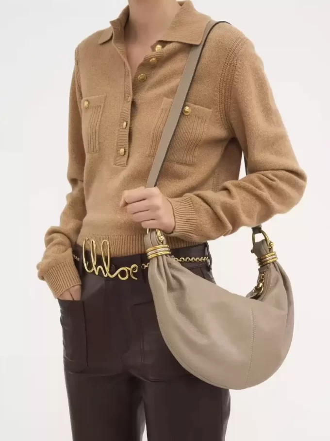 Kleine Hobo-Tasche mit Armband aus genarbtem Leder