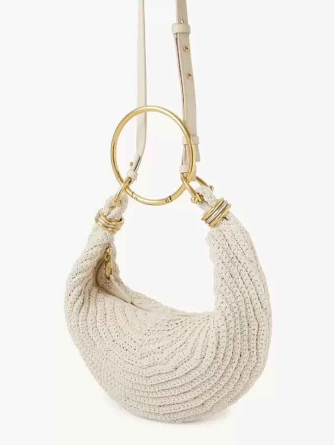 Kleine Hobo-Tasche mit Armband aus Häkelarbeit