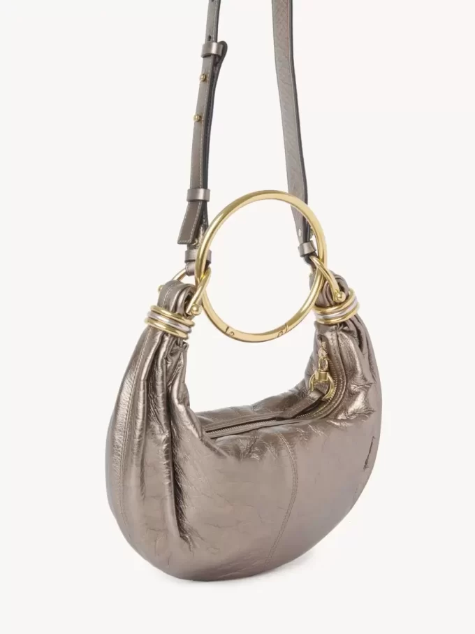 Kleine Hobo-Tasche mit Armband aus metallisiertem Leder