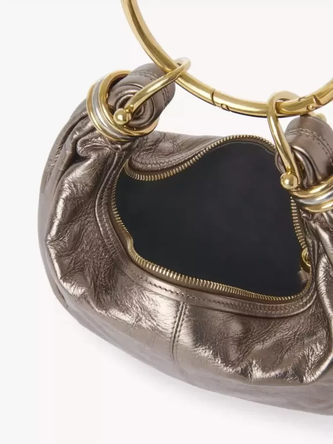 Kleine Hobo-Tasche mit Armband aus metallisiertem Leder