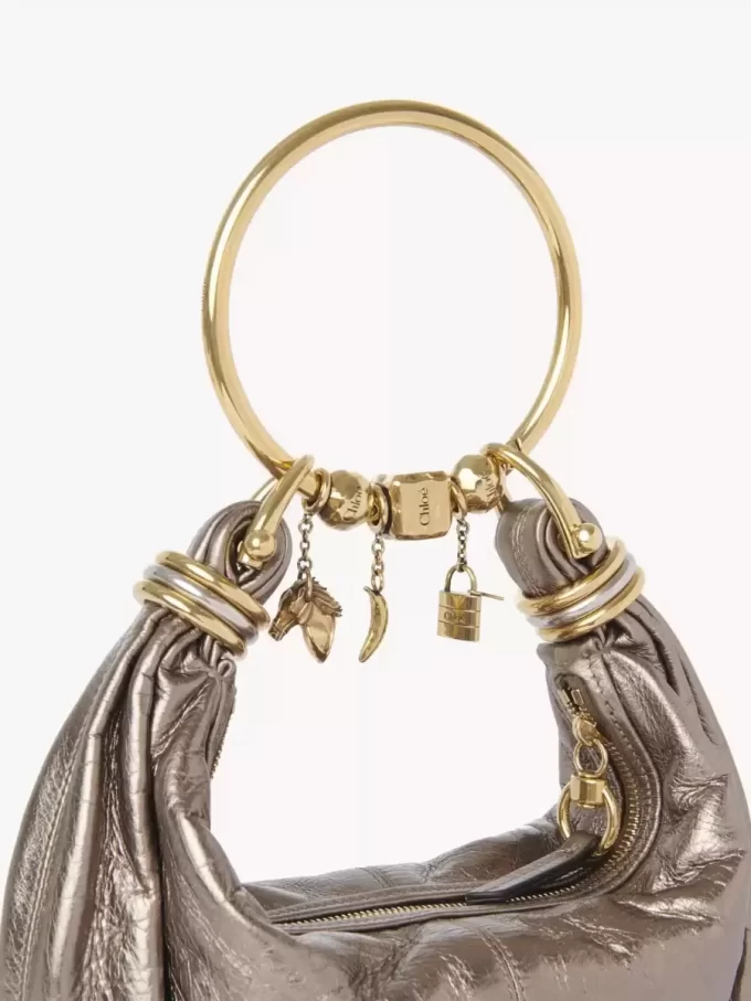 Kleine Hobo-Tasche mit Armband aus metallisiertem Leder