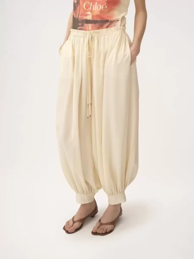 Kurze, fließende Hose aus Crêpe de Chine