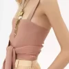 Kurzes Tanktop mit Bindeband vorne aus glänzendem Viskosestrick