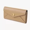 Langes Envelope-Portemonnaie mit Klappe aus genarbtem Leder