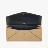 Langes Envelope-Portemonnaie mit Klappe aus genarbtem Leder