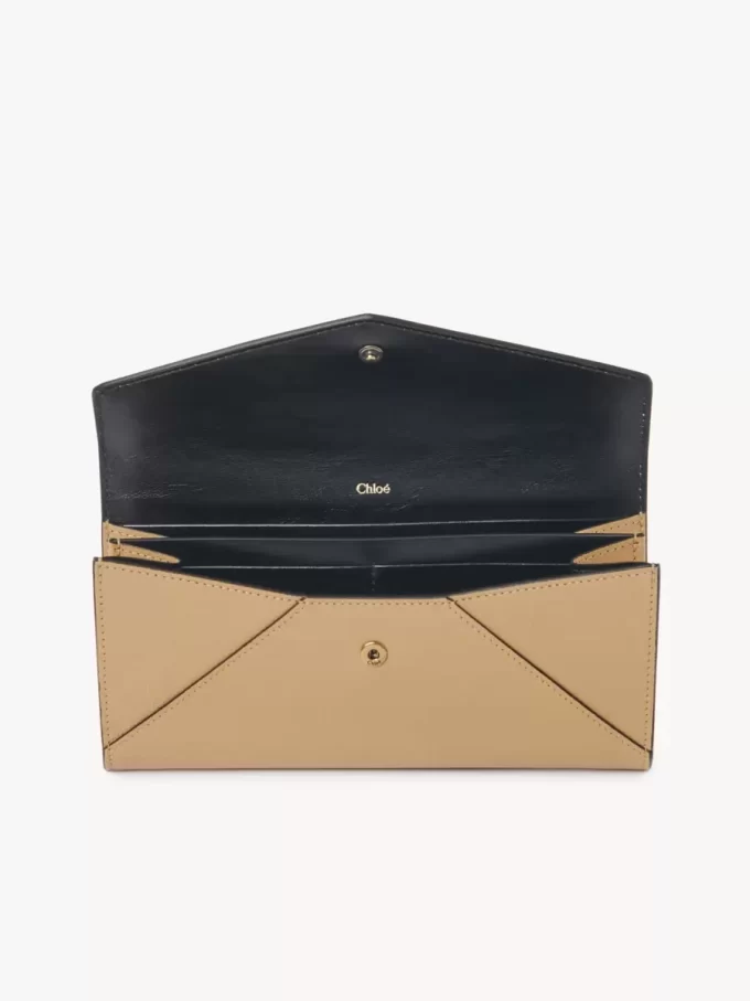 Langes Envelope-Portemonnaie mit Klappe aus genarbtem Leder