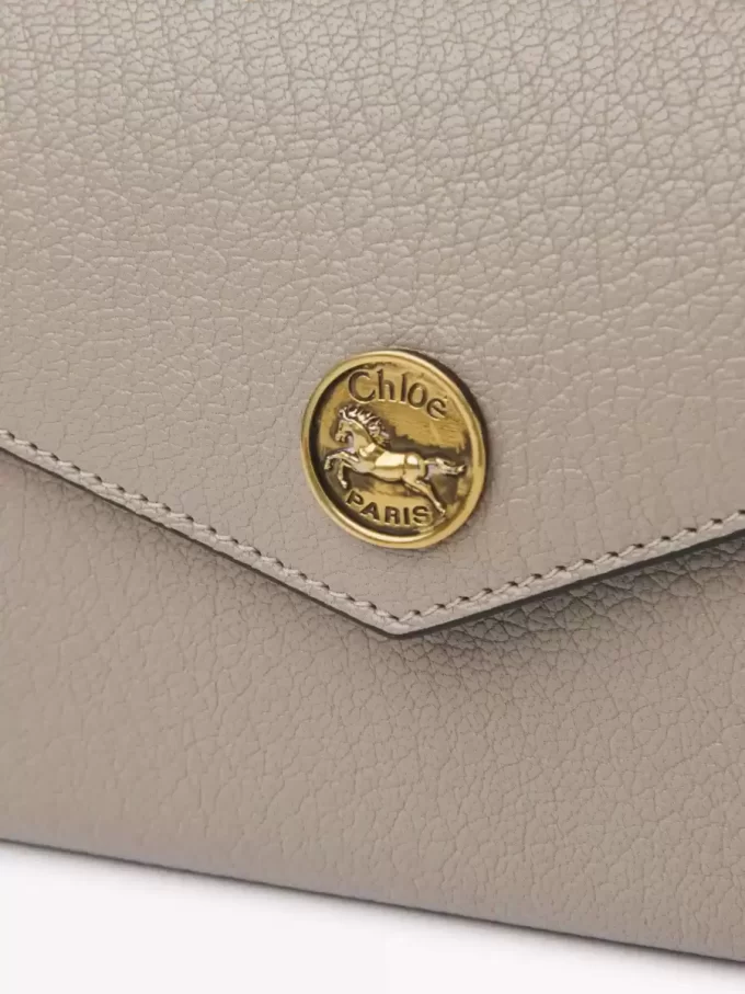 Langes Envelope-Portemonnaie mit Klappe aus genarbtem Leder