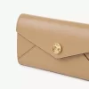 Langes Envelope-Portemonnaie mit Klappe aus genarbtem Leder