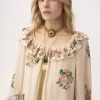 Langes Kleid mit eckigem Ausschnitt und Rüschen aus Crêpe de Chine