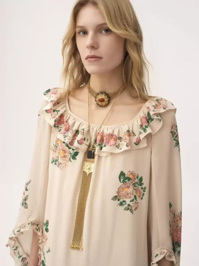 Langes Kleid mit eckigem Ausschnitt und Rüschen aus Crêpe de Chine