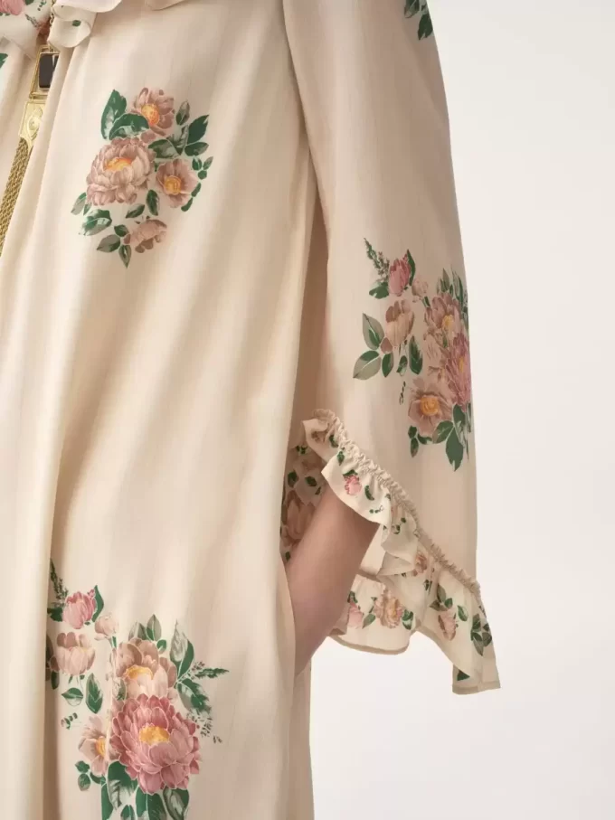 Langes Kleid mit eckigem Ausschnitt und Rüschen aus Crêpe de Chine