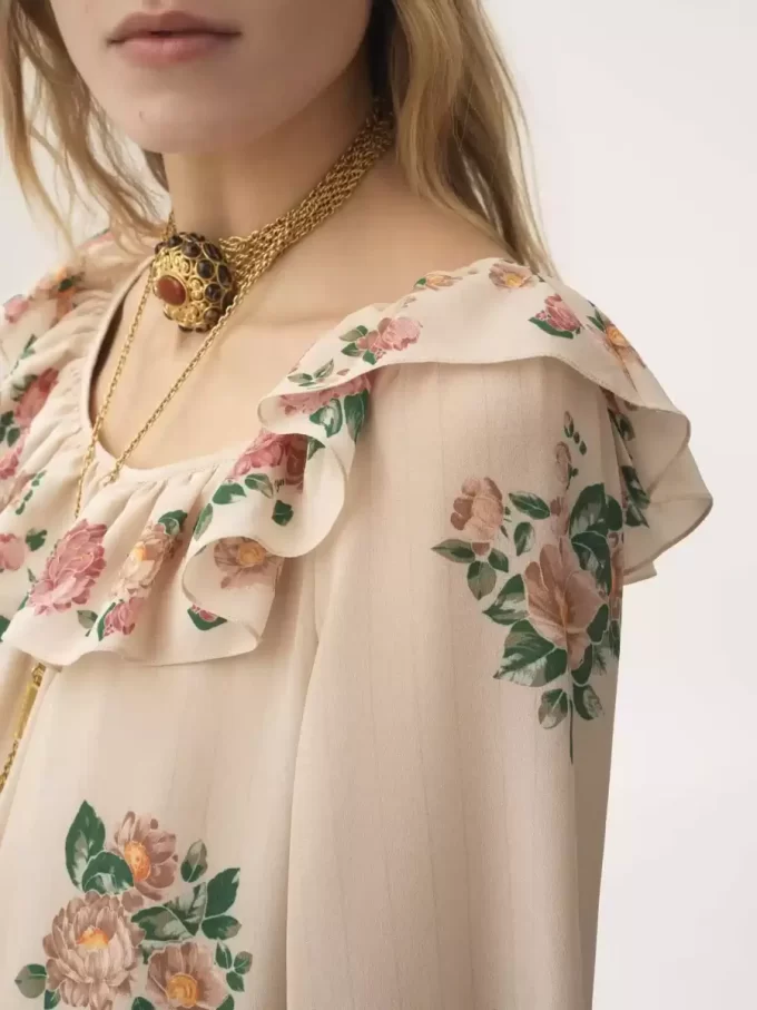 Langes Kleid mit eckigem Ausschnitt und Rüschen aus Crêpe de Chine