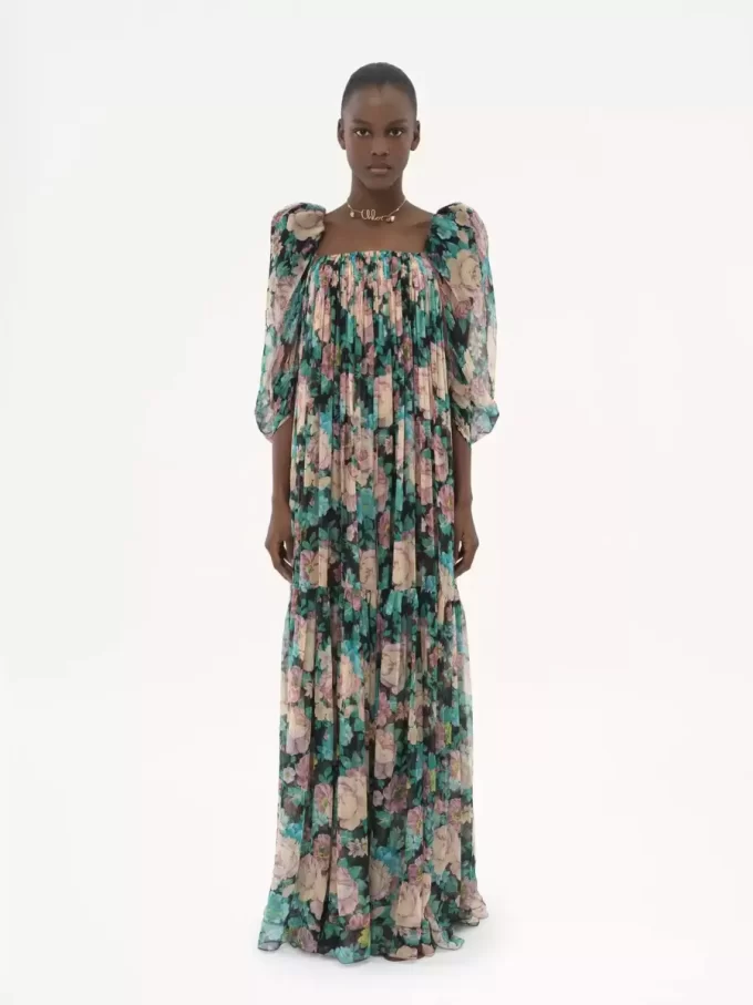 Langes Kleid mit Puffärmeln aus Seidenmousseline