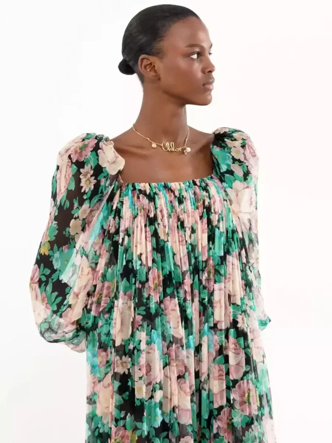 Langes Kleid mit Puffärmeln aus Seidenmousseline