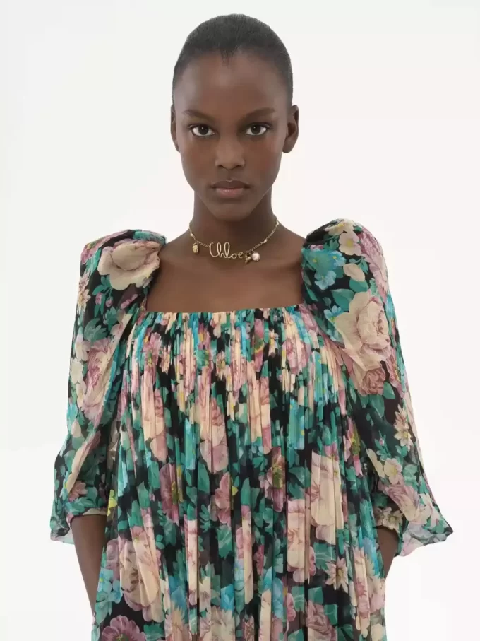 Langes Kleid mit Puffärmeln aus Seidenmousseline