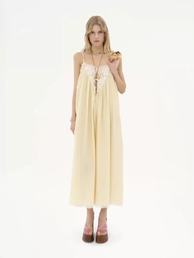 Langes Kleid mit Rüschen aus Habotai-Seide und Spitze