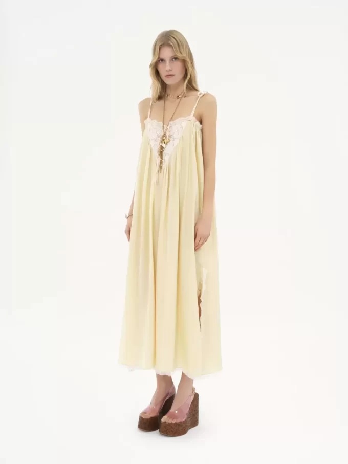 Langes Kleid mit Rüschen aus Habotai-Seide und Spitze