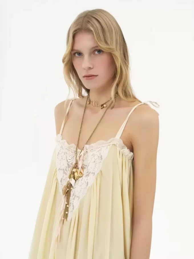 Langes Kleid mit Rüschen aus Habotai-Seide und Spitze