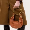 Mini Bracelet Hobo Bag aus genarbtem Leder