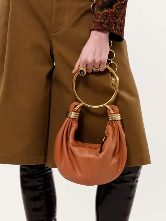 Mini Bracelet Hobo Bag aus genarbtem Leder