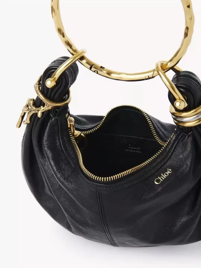 Mini Bracelet Hobo Bag aus genarbtem Leder