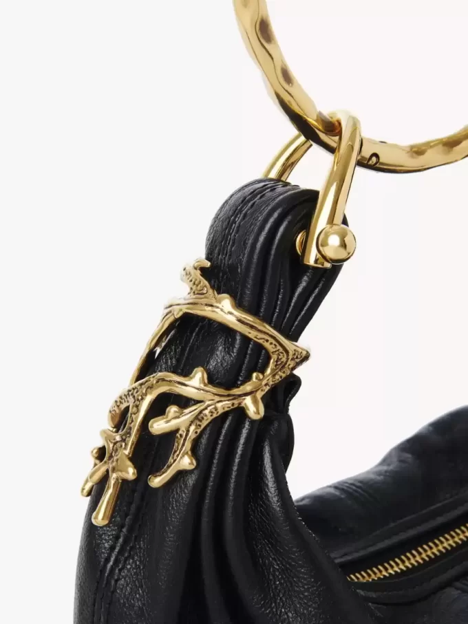 Mini Bracelet Hobo Bag aus genarbtem Leder