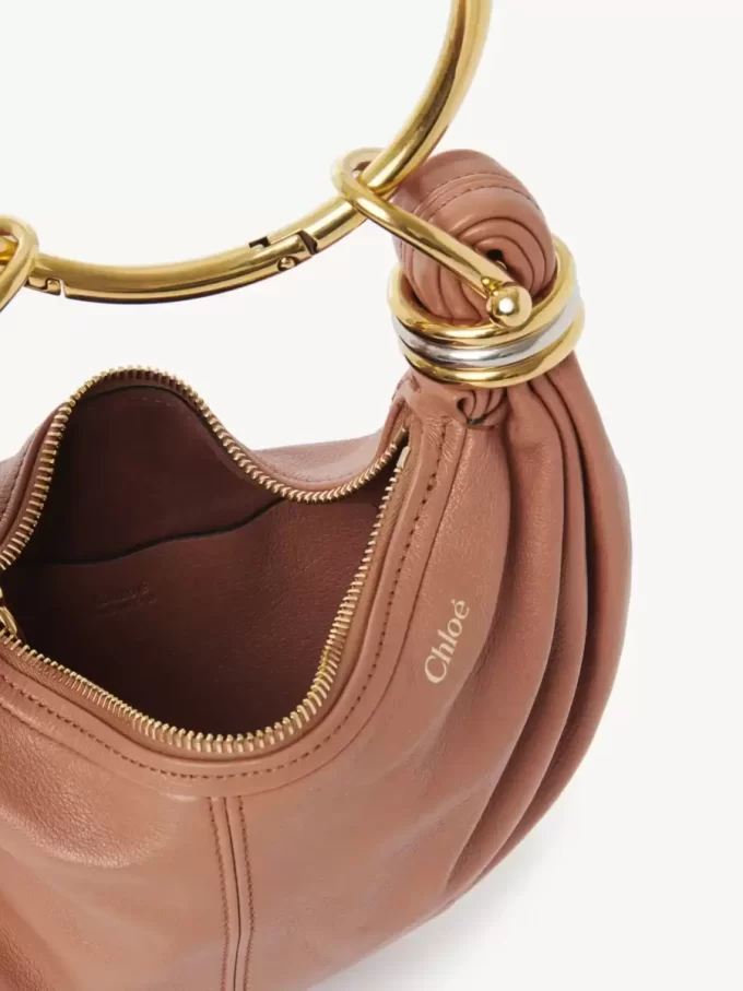 Mini Bracelet Hobo Bag aus genarbtem Leder
