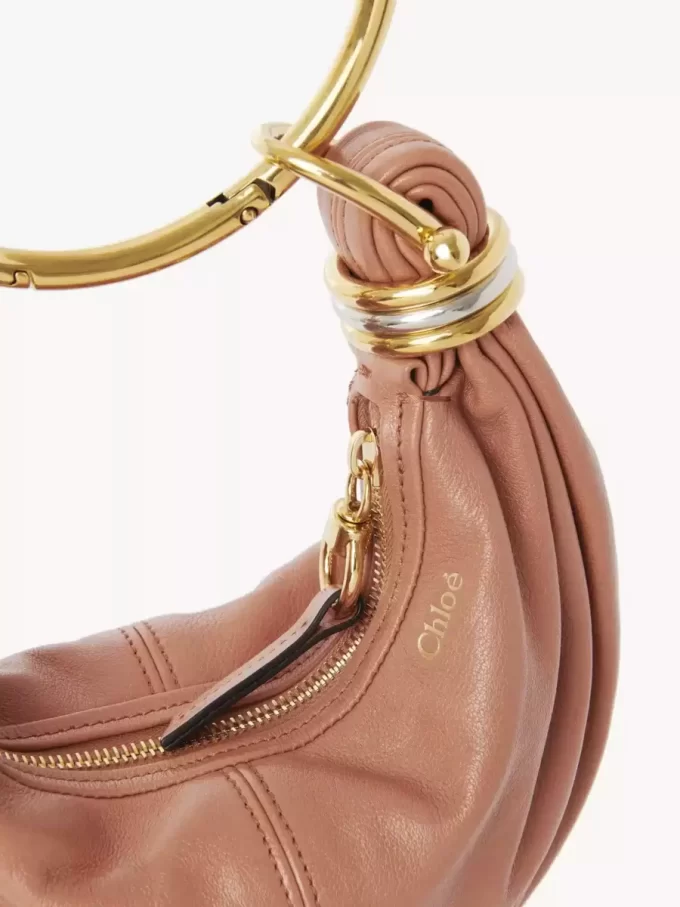 Mini Bracelet Hobo Bag aus genarbtem Leder