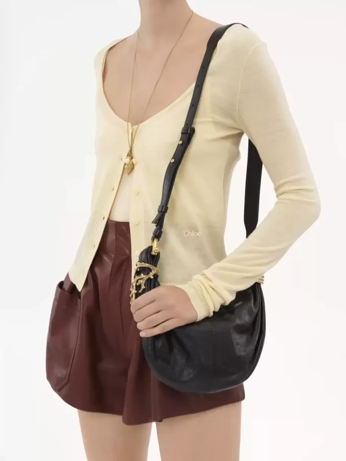 Mini Bracelet Hobo Bag aus genarbtem Leder