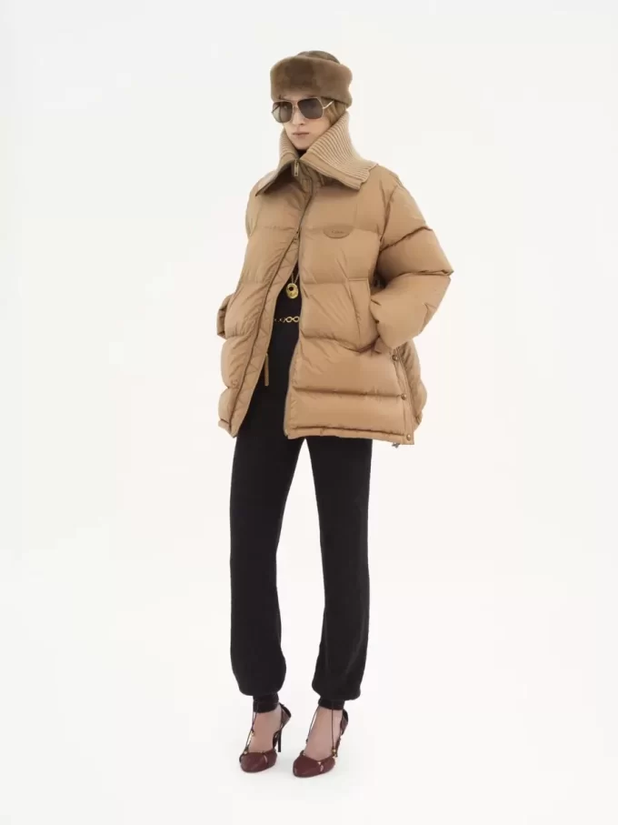 Pufferjacke mit hohem Kragen aus glänzendem Nylon