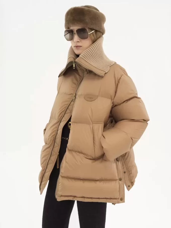 Pufferjacke mit hohem Kragen aus glänzendem Nylon