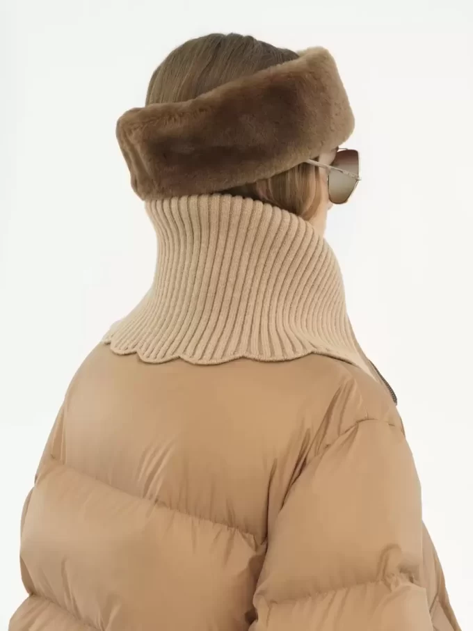 Pufferjacke mit hohem Kragen aus glänzendem Nylon