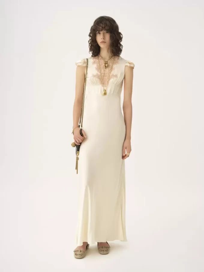 Säulenkleid mit Flügelärmeln aus gewaschenem Seidensatin und Spitze