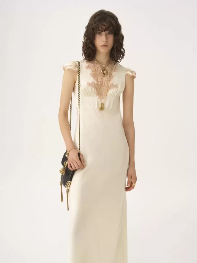 Säulenkleid mit Flügelärmeln aus gewaschenem Seidensatin und Spitze