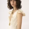 Säulenkleid mit Flügelärmeln aus gewaschenem Seidensatin und Spitze