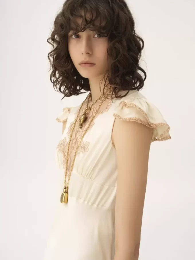 Säulenkleid mit Flügelärmeln aus gewaschenem Seidensatin und Spitze