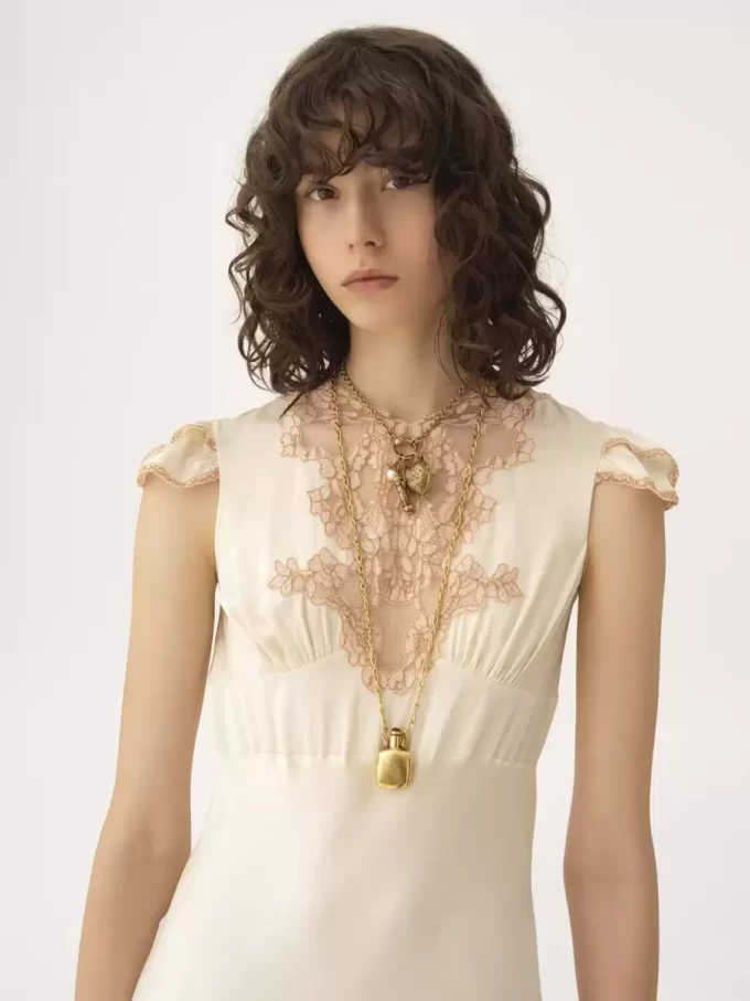 Säulenkleid mit Flügelärmeln aus gewaschenem Seidensatin und Spitze
