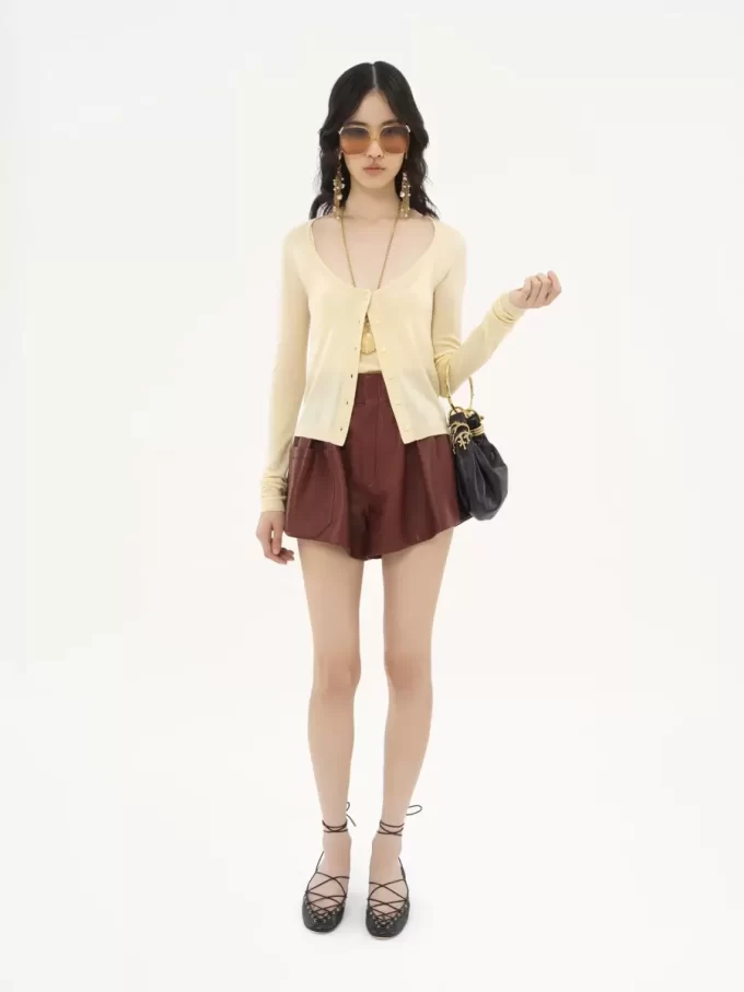 Taillierte Strickjacke mit U-Ausschnitt aus superfeinem Wollstrick