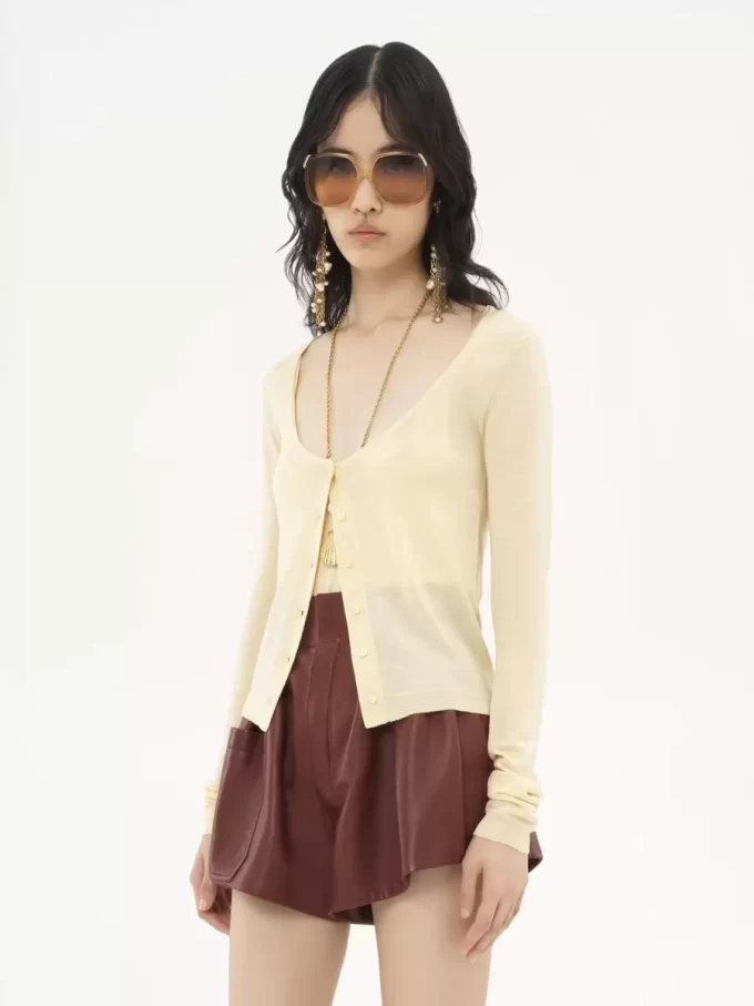 Taillierte Strickjacke mit U-Ausschnitt aus superfeinem Wollstrick