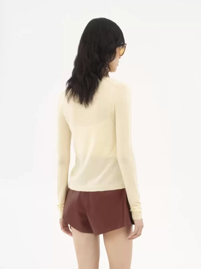 Taillierte Strickjacke mit U-Ausschnitt aus superfeinem Wollstrick